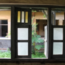 Jendela di salah satu ruang nDalem Suryohamijayan